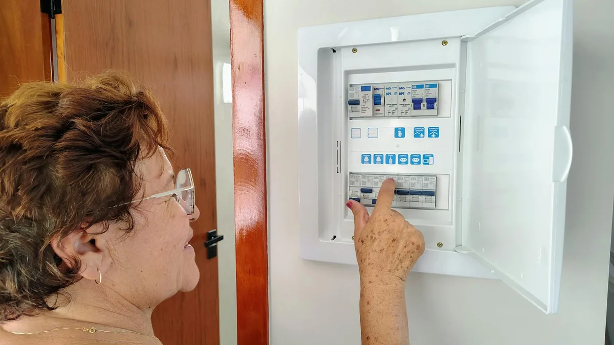 Παλιός ηλεκτρικός πίνακας σπιτιού με βιδωτές ασφάλειες