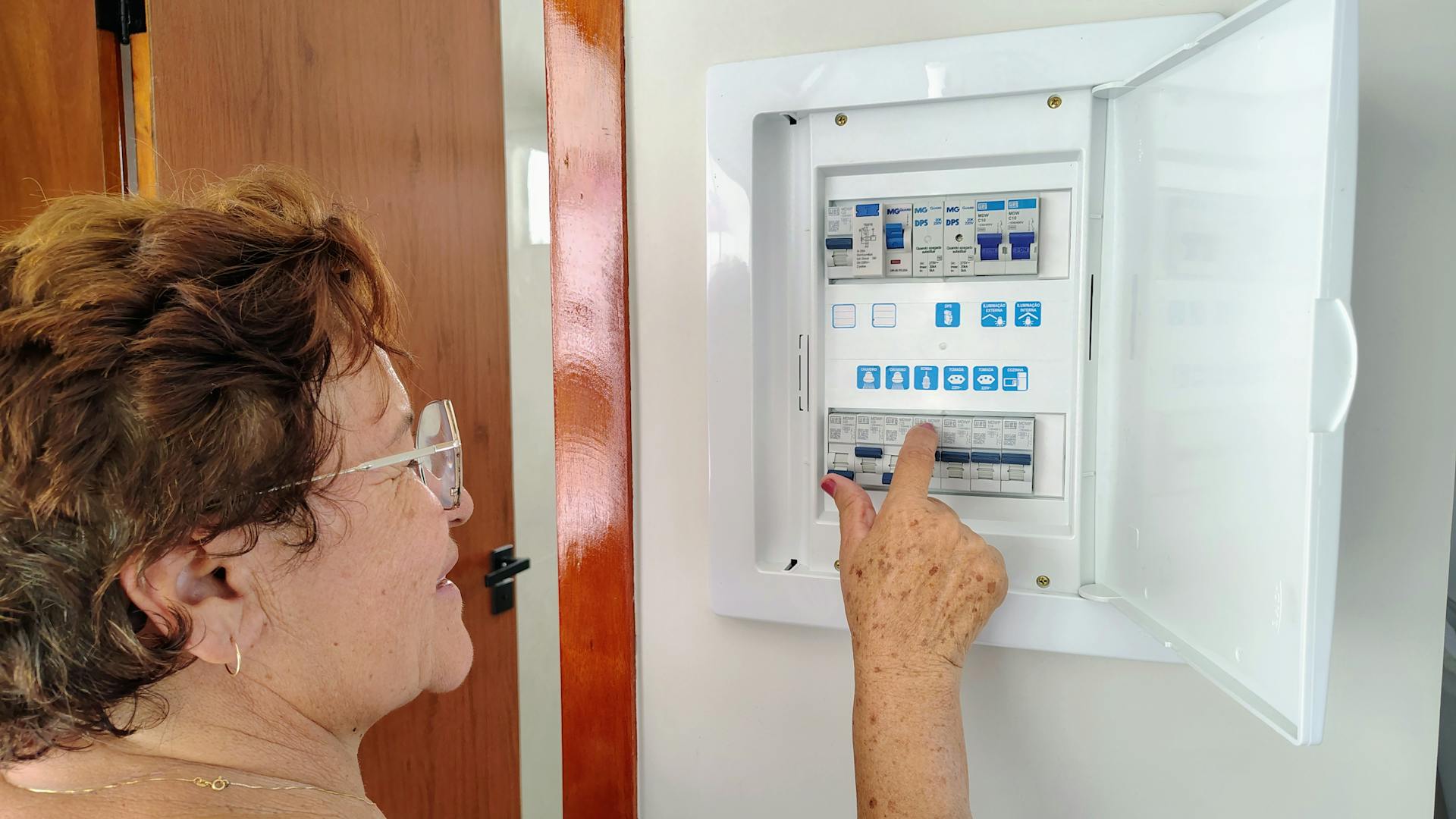 Παλιός ηλεκτρικός πίνακας σπιτιού με βιδωτές ασφάλειες